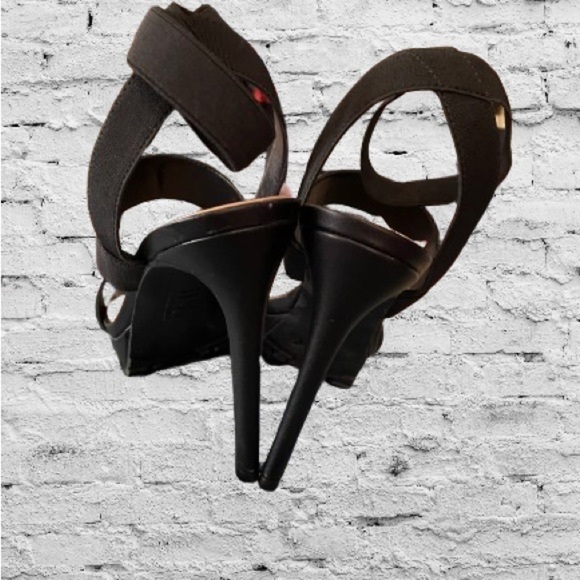 Loving the bottom of these heels!​​​ - Picture 3 of 11